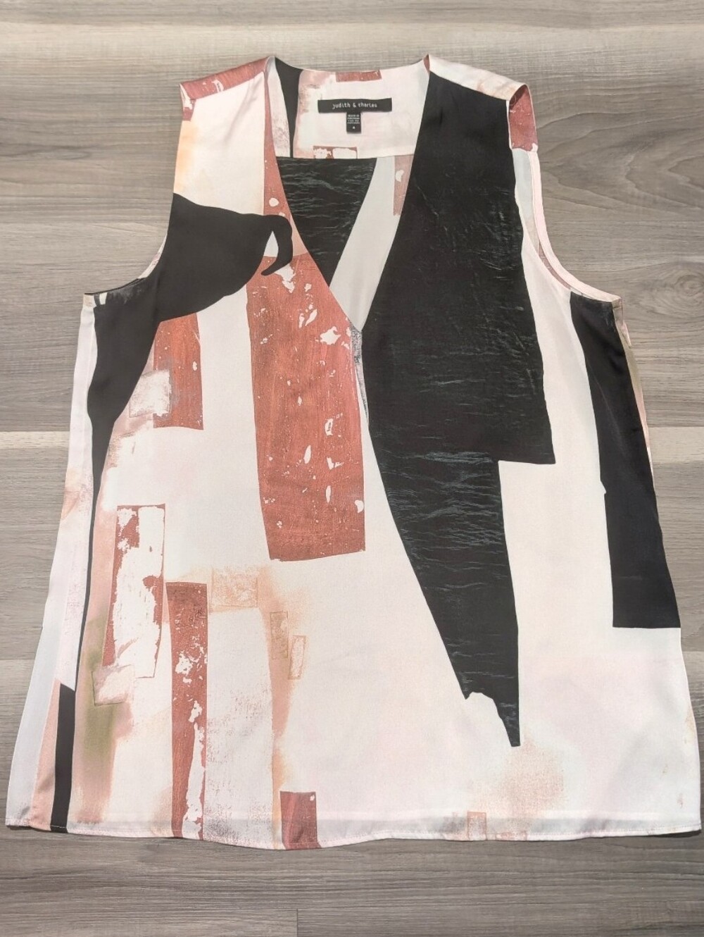Judith & Charles | Abstract Graphic Print Sleeveless Blouse In Blush Black Multi